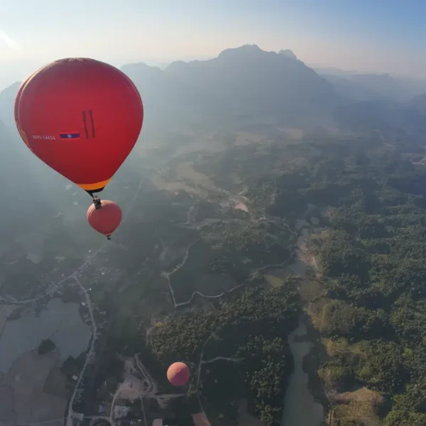 Sonnenuntergang während eines Heißluftballonflugs in Vang Vieng