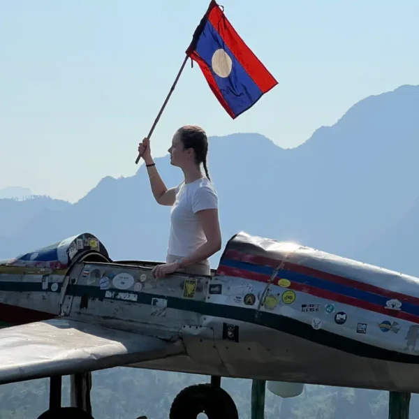 Reisende erkunden die schönsten Aussichtspunkte von Vang Vieng
