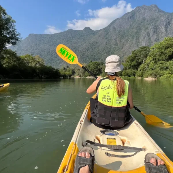 Kajaktour auf dem Nam Song Fluss in Vang Vieng