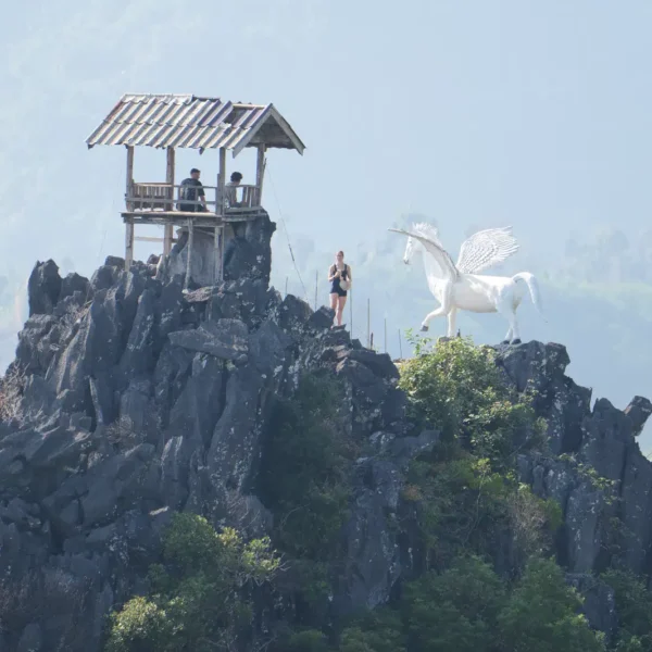Karstfelsen und tropische Natur in Vang Vieng