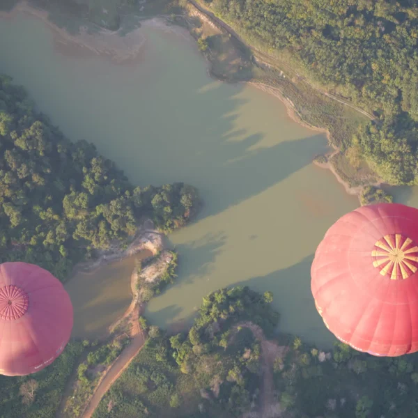 Bunte Heißluftballone schweben über den Bergen von Vang Vieng