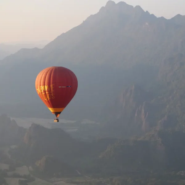 Heißluftballonflug über der Karstlandschaft von Vang Vieng in Laos