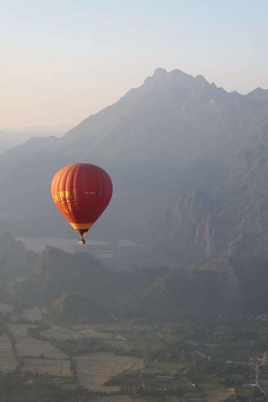 Heißluftballonflug über der Karstlandschaft von Vang Vieng in Laos