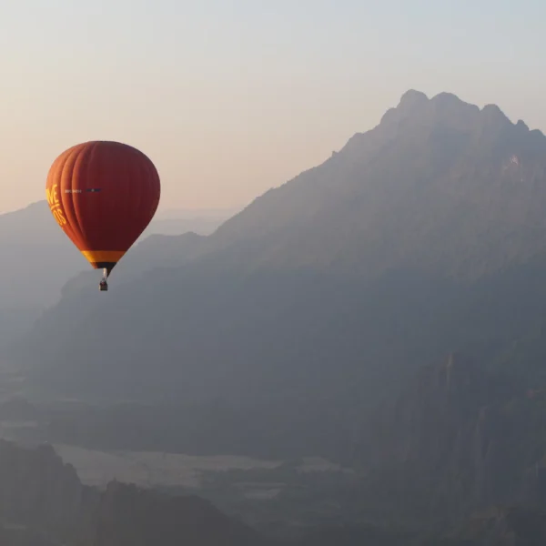 Heißluftballonflug über der Karstlandschaft von Vang Vieng in Laos