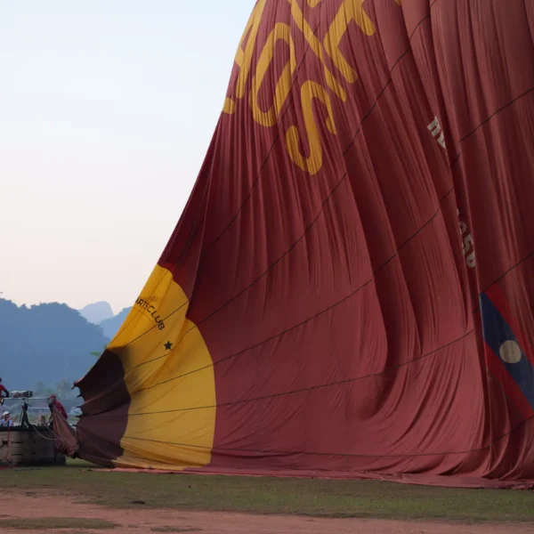 Start des Heißluftballonflugs mit Above Laos